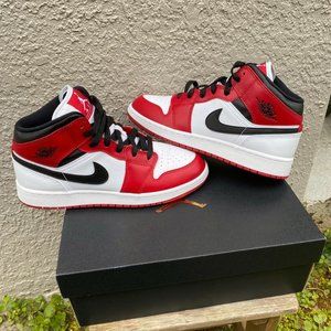 Air Jordan 1 Chicago Mid GS